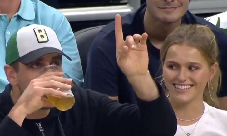 NFL speler Aaron Rodgers krijgt zijn bier niet weg